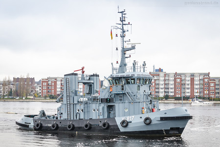 Wilhelmshaven: Marineschlepper NORDSTRAND (Y 817) im Großen Hafen