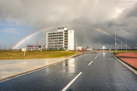 WILHELMSHAVEN: Regenbogen über dem JadeWeserPort (Pacific One)