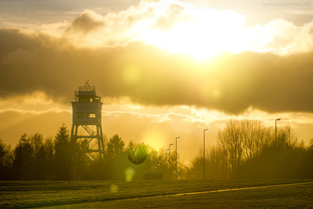 Wilhelmshaven: Historischer Signalturm im Sonnenuntergang