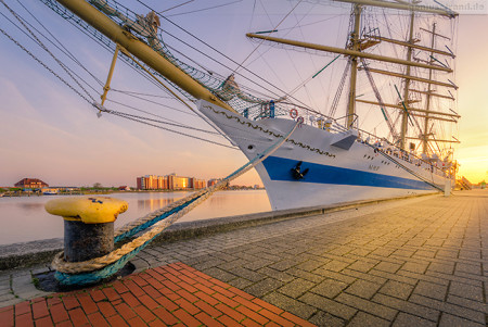Wilhelmshaven Großer Hafen: Segelschulschiff MIR (L 110 m) bei Sonnenuntergang