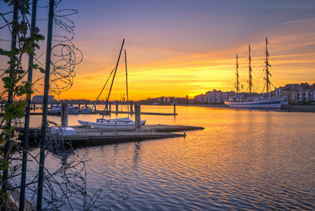 WILHELMSHAVEN: Sonnenuntergang im Großen Hafen mit der MIR (L 110 m)