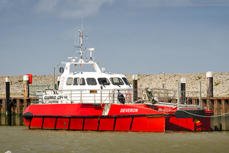 Offshore-Katamaran DEVERON (L 20 m) im Hooksieler Außenhafen