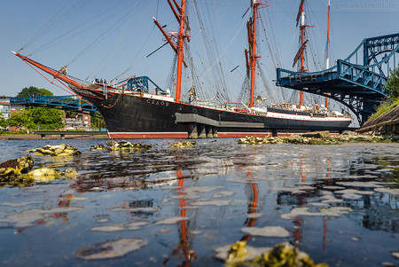 WILHELMSHAVEN: Segelschulschiff SEDOV fährt durch die K.-W.-Brücke