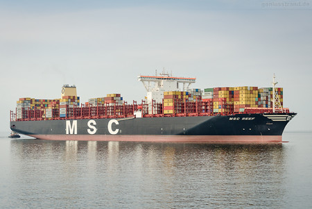 Containerschiff MSC REEF (L 398 m) am JadeWeserPort in Wilhelmshaven