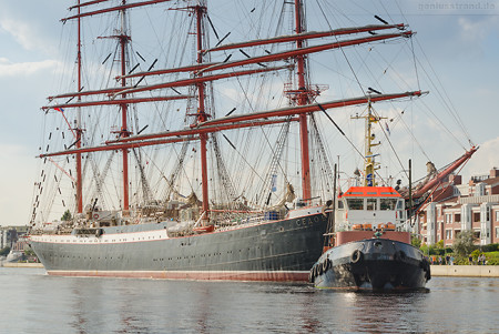 WILHELMSHAVEN: Segelschulschiff SEDOV beim ablegen vom Bontekai