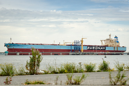 WILHELMSHAVEN: Supertanker HOJO (L 330 m) an der NWO-Löschbrücke