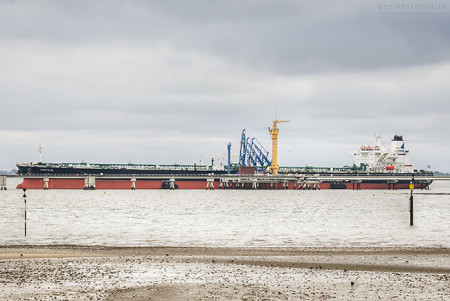 NWO Wilhelmshaven: Tanker NAUTILUS (L 274 m) am Anleger Nr. 4