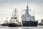 WILHELMSHAVEN: Fregatte HERRAD (911) fährt Schleife im Großen Hafen