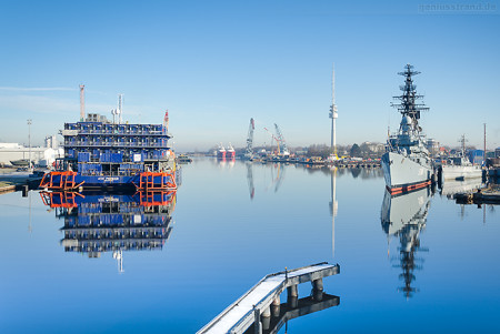 WILHELMSHAVEN: Blick in den Verbindungshafen 