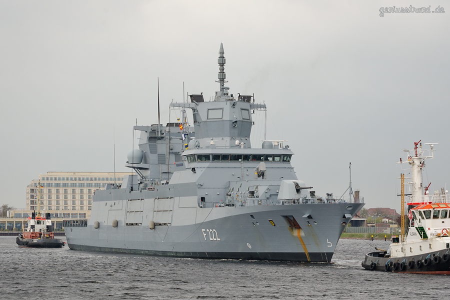 WILHELMSHAVEN: Fregatte BADEN-WÜRTTEMBERG (F 222) fährt Schleife im Großen Hafen