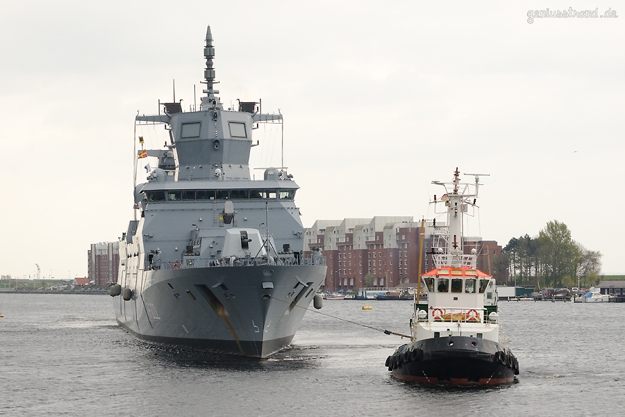 WILHELMSHAVEN: Fregatte BADEN-WÜRTTEMBERG (F 222) fährt Schleife im Großen Hafen