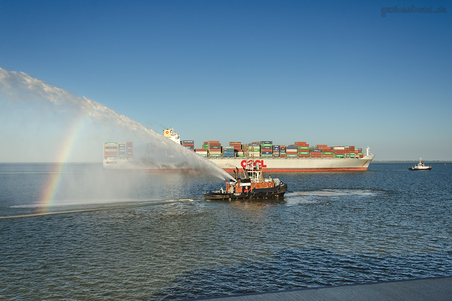 JADEWESERPORT: Schlepper BUGSIER 6 begrüßt Containerschiff OOCL ATLANTA