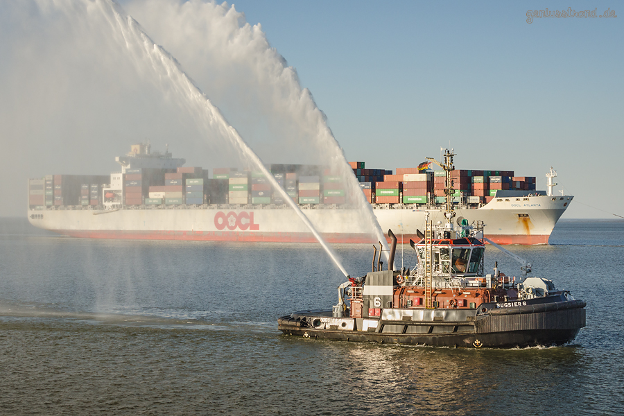 JADEWESERPORT: Schlepper BUGSIER 6 begrüßt Containerschiff OOCL ATLANTA