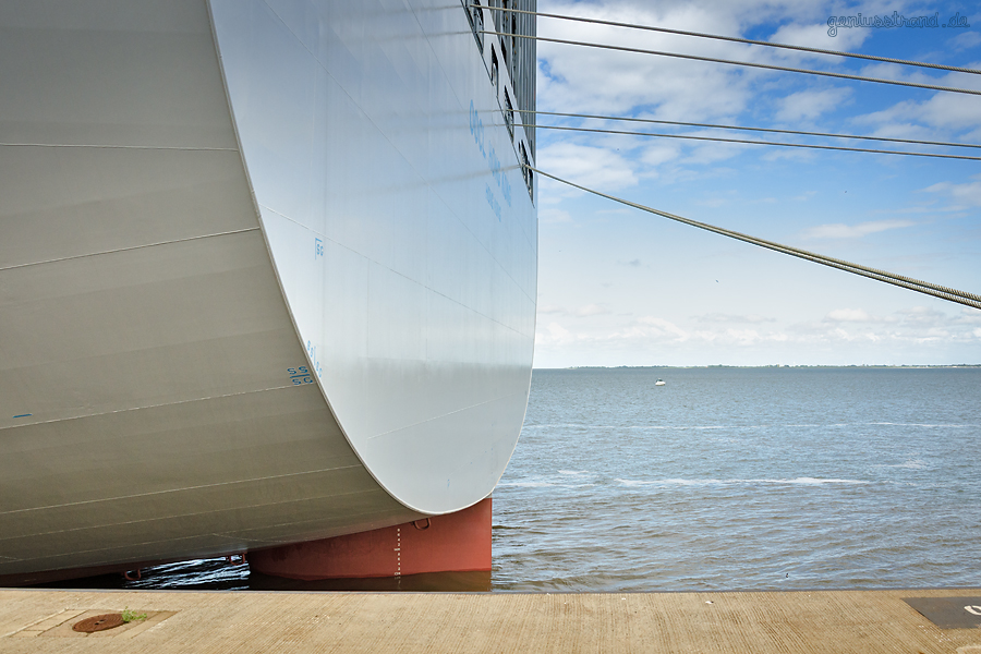 Weltgrößtes Containerschiff OOCL HONG KONG (L 400 m) am Eurogate Containerterminal Wilhelmshaven