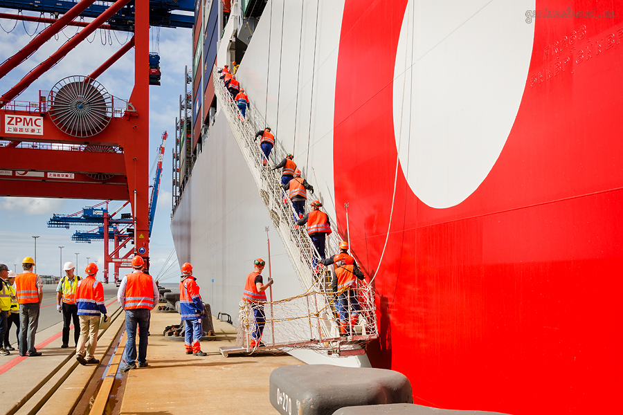 Weltgrößtes Containerschiff OOCL HONG KONG (L 400 m) am Eurogate Containerterminal Wilhelmshaven