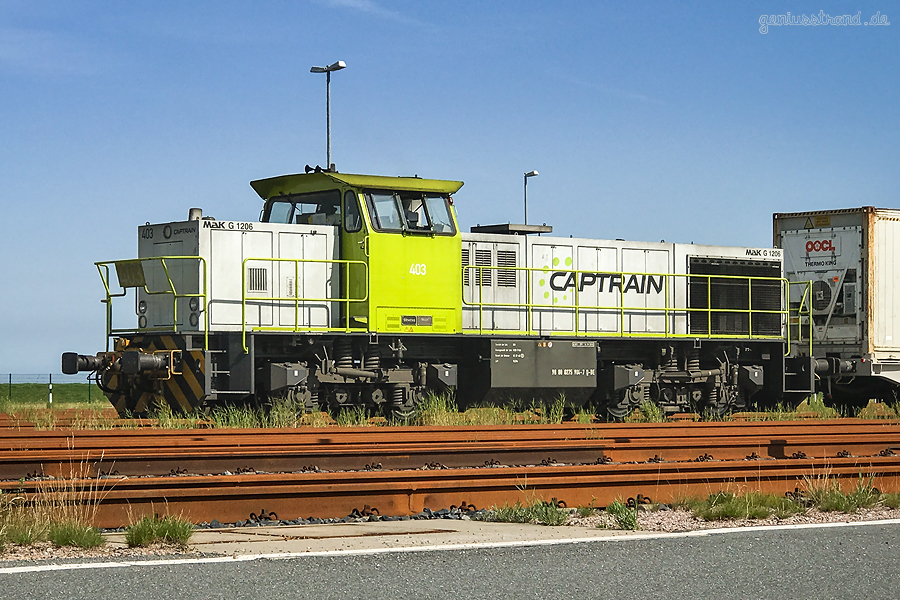 Bahnhof JadeWeserPort: Captrain Diesellok (275 904-7) Modell Mak G 1206 der Dortmunder Eisenbahn GmbH