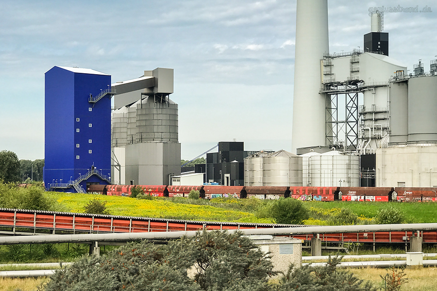 WILHELMSHAVEN: Am Kohlekraftwerk ENGIE wird ein Kohlezug per Waggonbeladeanlage beladen