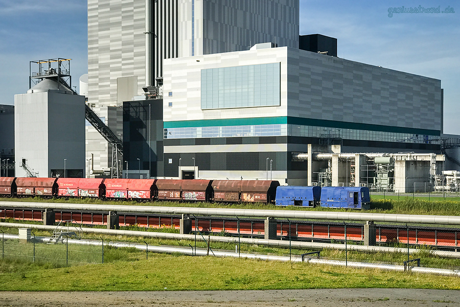 WILHELMSHAVEN: Am Kohlekraftwerk ENGIE wird ein Kohlezug per Waggonbeladeanlage beladen