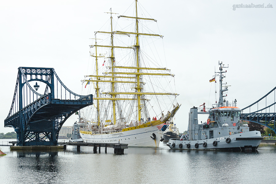 WILHELMSHAVEN: Segelschulschiff MIRCEA (L 82 m) legt vom Bontekai ab