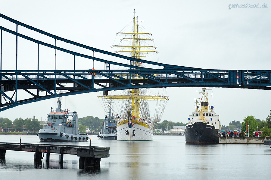 WILHELMSHAVEN: Segelschulschiff MIRCEA (L 82 m) legt vom Bontekai ab