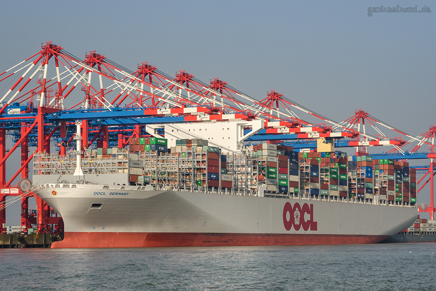 OOCL GERMANY (L 400 m): Größtes Containerschiff der Welt am JadeWeserPort in Wilhelmshaven