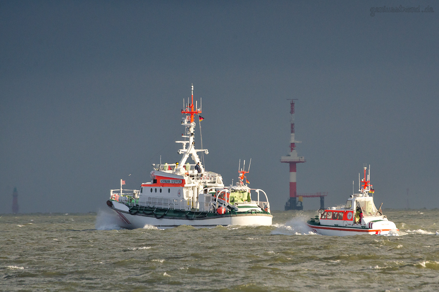 Hooksiel Außenhafen: Der Seenotrettungskreuzer VORMANN STEFFENS verlässt letztmalig seinen Liegeplatz