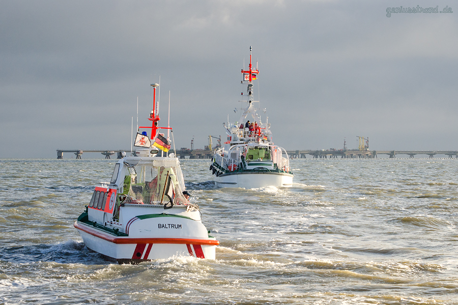 Hooksiel Außenhafen: Der Seenotrettungskreuzer VORMANN STEFFENS verlässt letztmalig seinen Liegeplatz