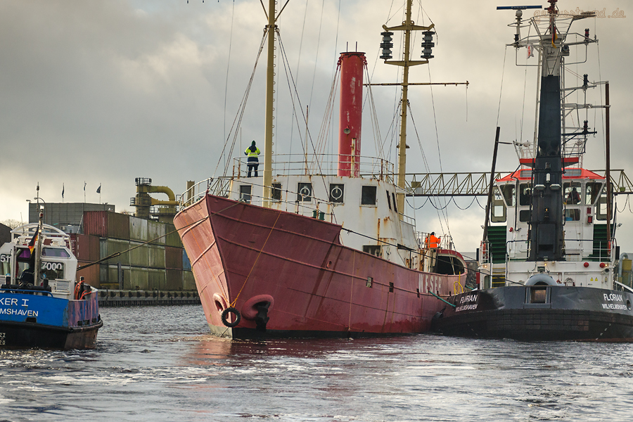 WILHELMSHAVEN: Feuerschiff WESER wird zum Winterliegeplatz in den Handelshafen geschleppt