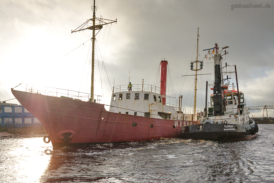WILHELMSHAVEN: Feuerschiff WESER wird zum Winterliegeplatz in den Handelshafen geschleppt