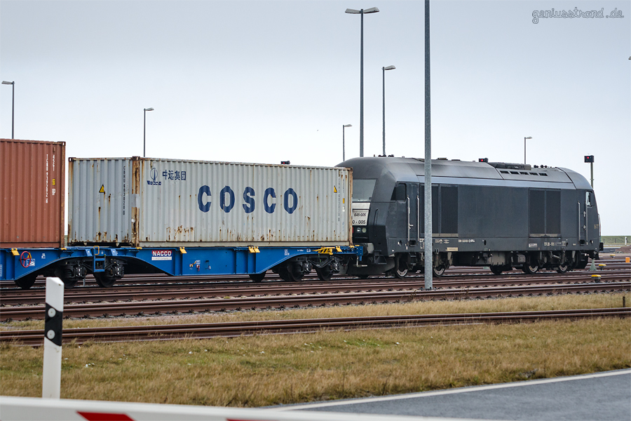JADEWESERPORT Wilhelmshaven: Containerzug mit Diesellok (223 005-0) auf der Vorstellgruppe