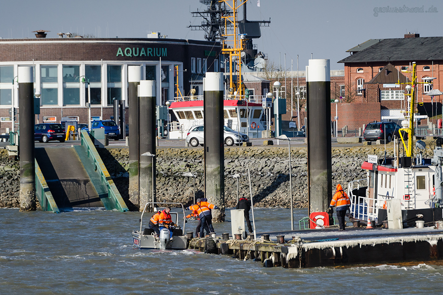 WILHELMSHAVEN: Mittelbrücke im Flut- und Pontonhafen Nassauhafen abgesoffen