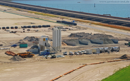 Hintergrundbild - Betonmischwerk am JadeWeserPort - Tilt-Shift-Aufnahme