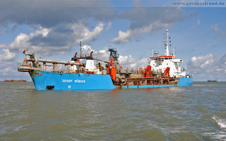 Hopperbagger Josef Möbius am JadeWeserPort in Wilhelmshaven