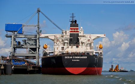 Frachtschiff Ocean Commander an der Niedersachsenbrücke in Wilhelmshaven