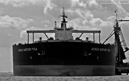 Supertanker Bunga Kasturi Tiga an der Löschbrücke der Nord-West Oelleitung in Wilhelmshaven