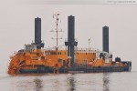 JadeWeserPort: Pontonbagger gräbt Lauenburger Ton aus der Zufahrtsrinnne