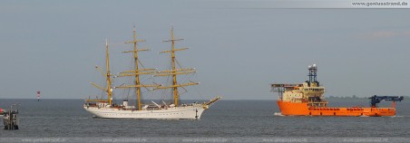 Das Segelschulschiff Gorch Fock und entgegenkommend das Offshore-Versorgungsschiff Toisa Valiant