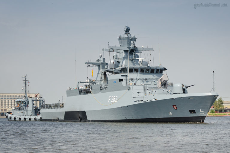 Korvette Erfurt fährt Schleife im Hafen Artikel GENIUSSTRAND.DE