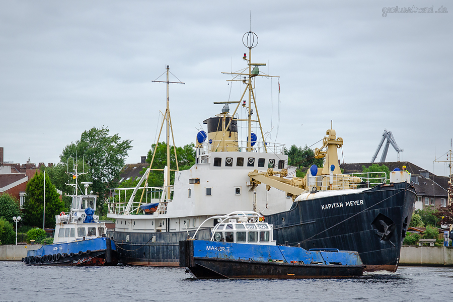 WILHELMSHAVEN: Tonnenleger KAPITÄN MEYER (L 52 m) verlässt seinen langjährigen Liegeplatz