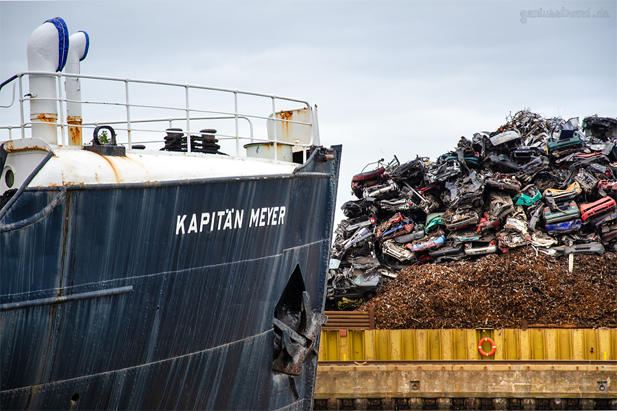 WILHELMSHAVEN: Tonnenleger KAPITÄN MEYER (L 52 m) verlässt seinen langjährigen Liegeplatz