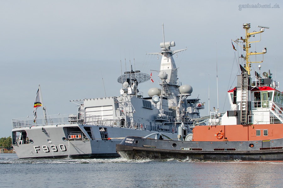 WILHELMSHAVEN ENTMAGNETISIERUNGSSCHLEIFE: Fregatte LEOPOLD I (F 930) im Großen Hafen