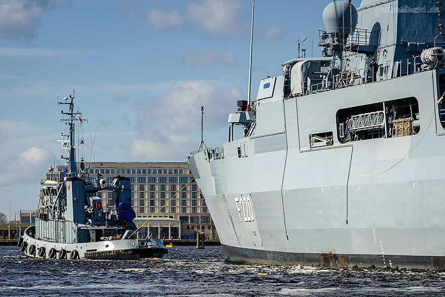 WILHELMSHAVEN: Fregatte HAMBURG im Großen Hafen beim Schleife fahren